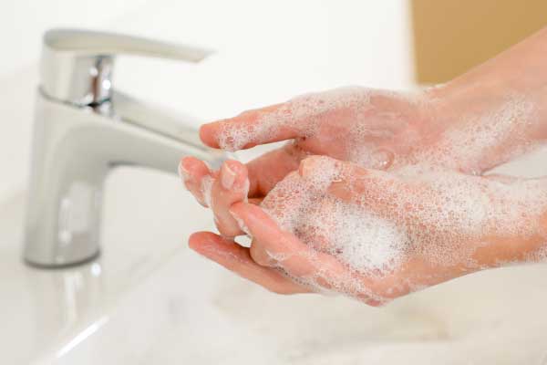 Bild på händer som tvättas