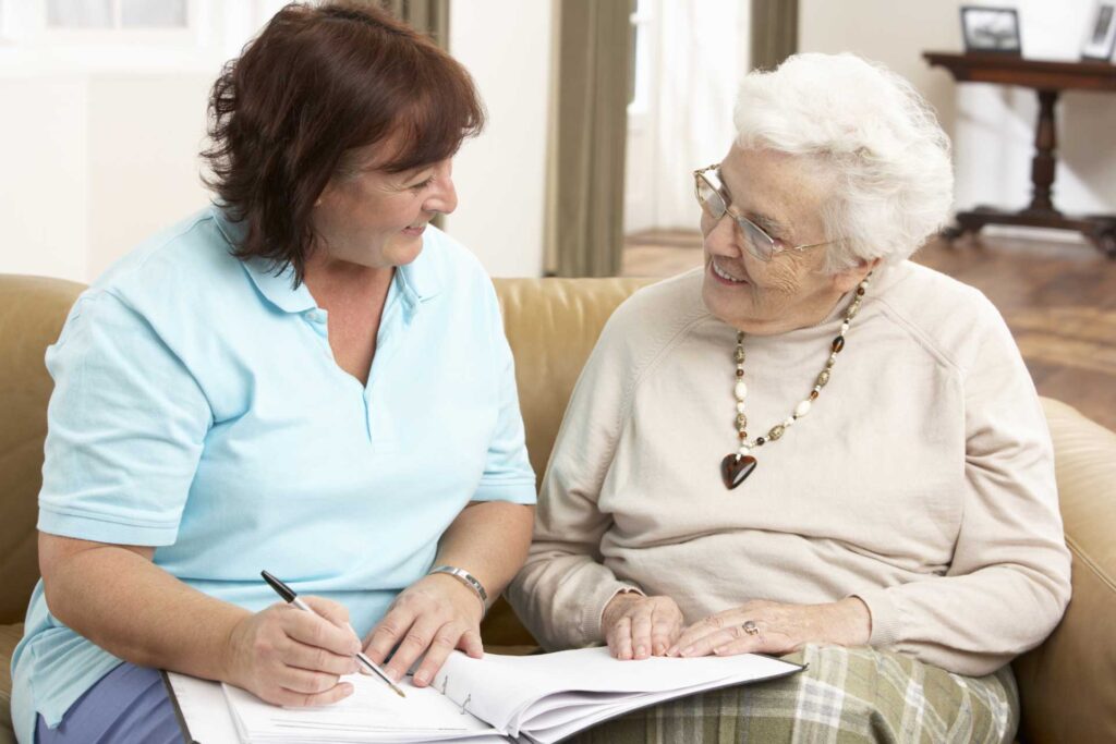 Bild på en hemtjänstsköterska tillsammans med en äldre kvinna